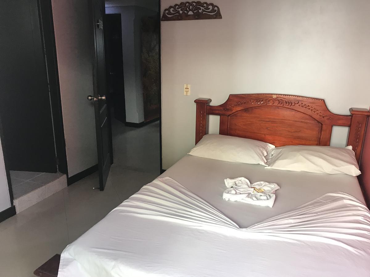 Hotel Calipso Мариния Екстериор снимка